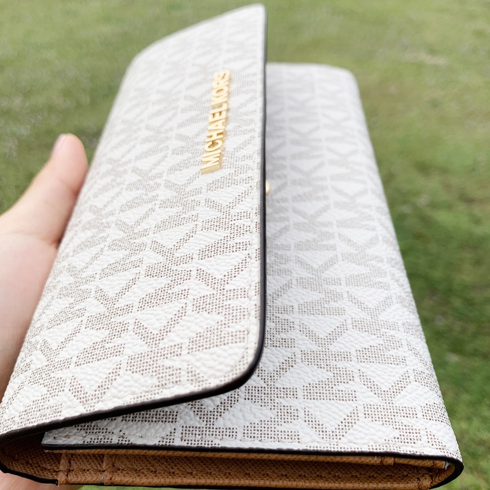 👜💕-Michael Kors Large Trifold Wallet - Picture 3 of 4